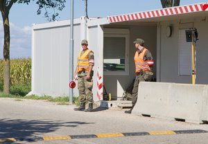 Soldaten führen an einem kleinen Grenzübergang Kontrollen durch. (Foto: RedTD/Gerold Keusch)