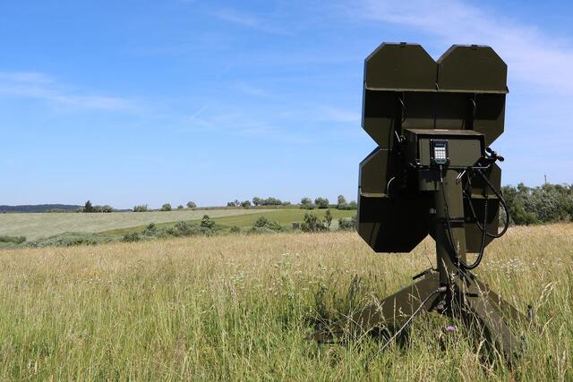 Die ballistische Flugbahn kann durch das Einbeziehen von Pulvertemperatur, Rohrabnutzung, Granatgewicht, Erdrotation und Wetter optimiert werden und erreicht trotzdem nicht die Genauigkeit von endphasengelenkter Munition. Im Bild das Radiowettersondensystem RT20 des Bundesheeres. (Foto: RedTD/Gerold Keusch)