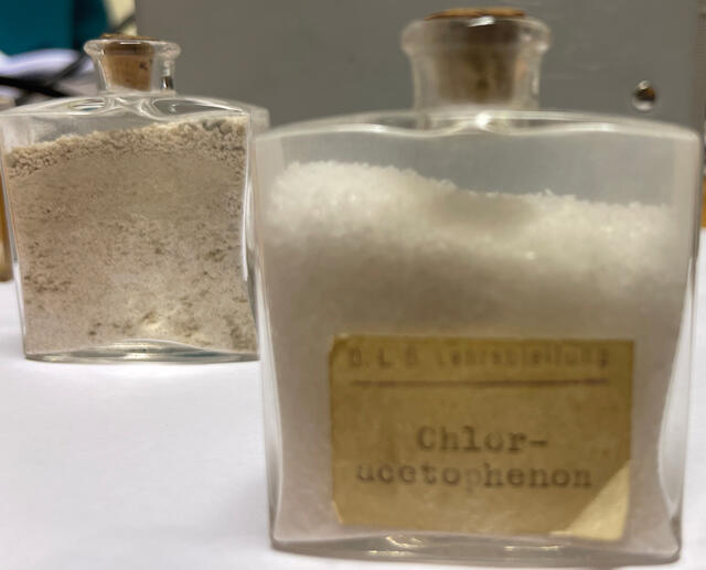 Foto: Chloracetophenon und im Hintergrund Chlor-Arsen-Kampfstoff sind Beispiele von Kampfstoffen aus dem Ersten Weltkrieg. (Bundesheer/Günter Povoden)