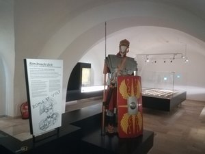 Modell eines römischen Legionärs im Saal 1 des Museums. Im Hintergrund befindet sich ein Diorama, das die Organisation einer römischen Legion während der Landesausstellung zeigte. (Foto: Truppendienst/Gerold Keusch)