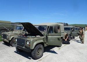 Britischer Konvoi mit Landrover Defender nach der Ankunft in Hörsching. (Foto: Sturmlechner)