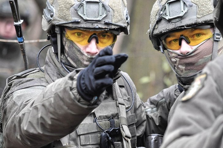 Ein Kommandant (li.) erteilt einen Auftrag im Gefecht. (Foto: Bundesheer/Robert Gießauf)