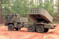 Die Ukraine verfügt über vier US-amerikanische Systeme des Typs „HIMARS“. Dieses Mehrfach-Raketenwerfer-System wurde bereits gegen russische Munitionsdepots eingesetzt. (U.S. Military/Russel J. Good; gemeinfrei)