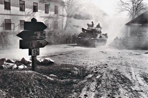 Ein amerikanischer Panzer fährt an Kolonnen deutscher Kriegsgefangener vorbei. (Foto: U.S. Army/Archiv Mayrhofer)