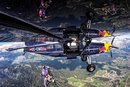 Die Luftakrobaten der Flying Bulls in ihren Wingsuits kennen keine Höhenangst. (Foto: Red Bull Content Pool/Sebastian Marko)