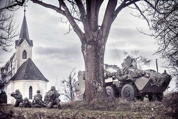 Infanteristen mit einem Mannschaftstransportpanzer "Pandur" auf dem TÜPl. (Foto: Bundesheer/Daniel Trippolt)