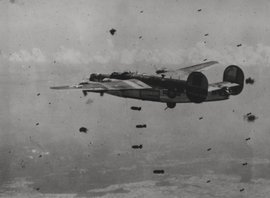 B-24-Bomber laden ihre Bomben über Wien ab. (Foto: HGM)