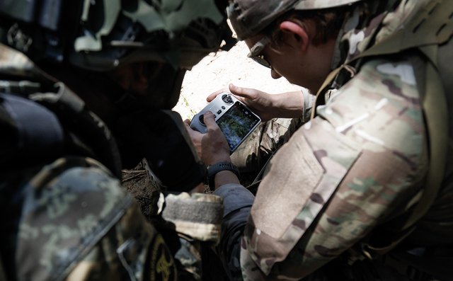 Ein Drohnenpilot steuert eine Aufklärungsdrohne aus sicherer Entfernung. (Foto: Bundesheer/Daniel Trippolt)