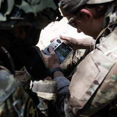 Ein Drohnenpilot steuert eine Aufklärungsdrohne aus sicherer Entfernung. (Foto: Bundesheer/Daniel Trippolt)