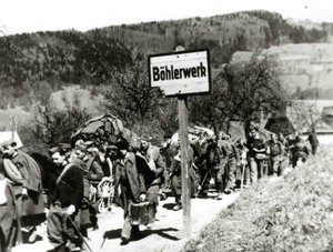 Zurückflutende Soldaten bei Böhlerwerk. (Foto: Stadtarchiv Waidhofen/Ybbs)