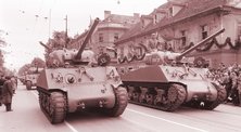 US "Sherman"-Panzer bei einer Parade der Jugoslawischen Volksarmee in den 1960er Jahren. (Foto: Danilo Skofic/gemeinfrei)