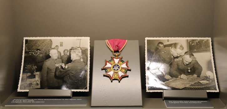 Der amerikanische Orden (mi.) wurde in der Nacht vom 8. auf den 9. Mai an den sowjetischen General Dritschkin verliehen. (Foto: Museum)