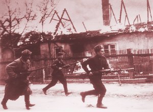 Soldaten der Roten Armee greifen an. (Foto: HGM)
