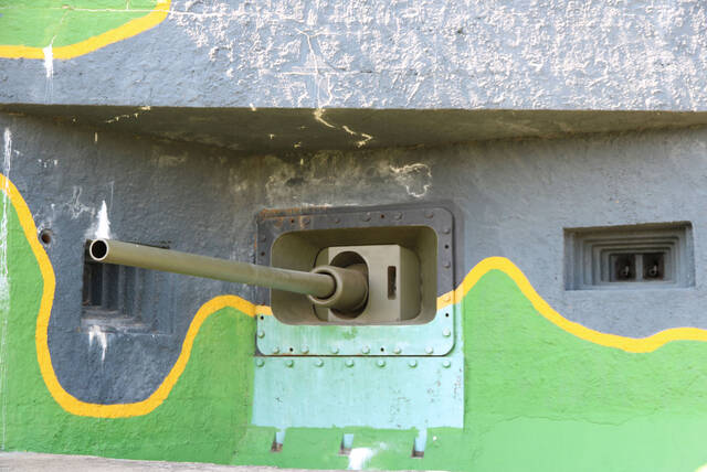 Die 8,5-cm-Kanone, die heute in den Bunkern eingebaut ist, wurde in den 1960er-Jahren nachgerüstet. Das Zwillings-sMG37 aus den 1930er-Jahren (rechte Schießöffnung) blieb unverändert in den Anlagen. (Foto: RedTD/Gerold Keusch)