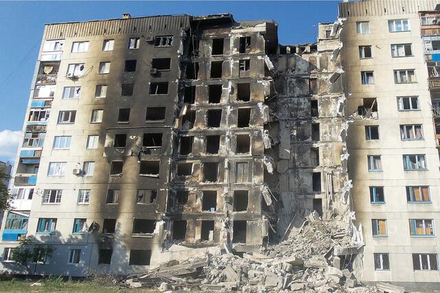 Durch russisches Steilfeuer zerstörte Wohnhäuser im ukrainischen Lyssytschansk (Foto: Ліонкінг; CC BY-SA 4.0, gemeinfrei)
