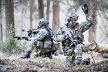 Ein Kommandant führt seine Gruppe beim gesicherten Fußmarsch zum Angriffsziel mit Handzeichen. (Foto: Bundesheer/Daniel Trippolt)