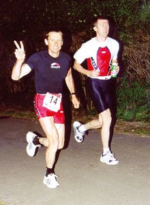 Bundesheer- und Sportkamerad Michael Simlinger begleitet Luis beim doppelten Marathon in Neulengbach. (Foto: Werner Planer)