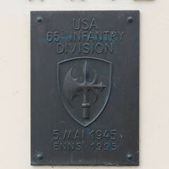 Gedenktafel für die 65. US-Infanteriedivision, die am 5. Mai 1945 Enns erreichte. (Foto: RedTD/Gerold Keusch)