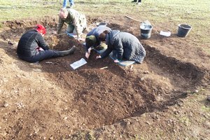 Archäologisches Team während der Ausgrabung einer Grube. (Foto: Forschungsprojekt INFOSYS)