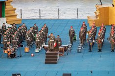 Die Stücke wurden von verschiedenen Soldaten dirigiert. Unterstützt wurden die Musikerinnen und Musiker auch von Soldatinnen und Soldaten aus dem Oman, in blauer Uniform. (Foto: BMLV/Laura Heinschink)