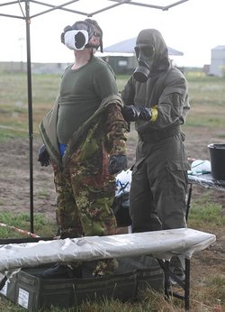 Trockendekontamination eines Übungsteilnehmers. (Foto: DRDC Suffield)