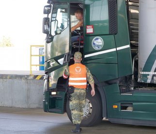 Kontrolle der Fracht eines LKW am Grenzübergang Nickelsdorf durch einen Soldaten. (Foto: RedTD/Gerold Keusch)