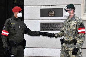 Der typische braungraue Farbton des aktuellen Anzuges 03 (links) prägte jahrzehntelang das Bild des Soldaten in der Öffentlichkeit. Die Ablöse durch den neuen Tarnanzug hat bereits begonnen und wird einige Jahre benötigen. (Foto: Bundesheer)