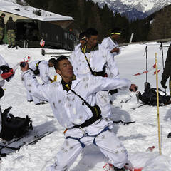 Ein chinesischer Soldat bei der Wettkampfstation "Handgranatenwurf". (Foto: Bundesheer/Michael Kerschat)