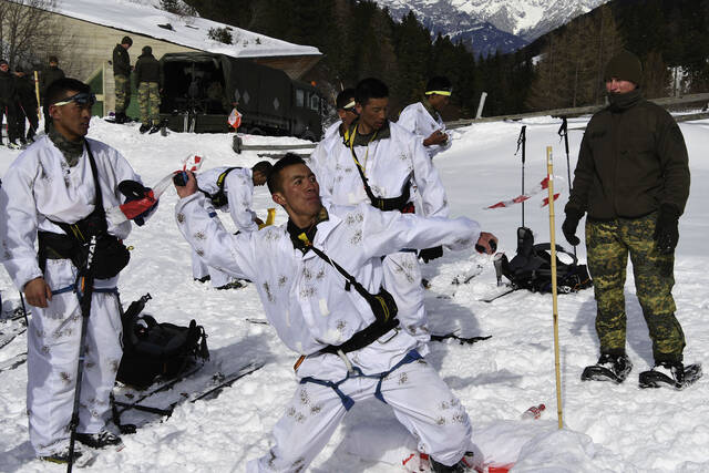 Ein chinesischer Soldat bei der Wettkampfstation "Handgranatenwurf". (Foto: Bundesheer/Michael Kerschat)