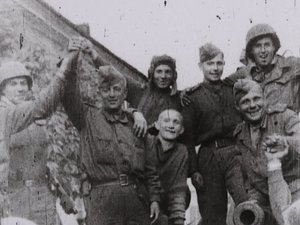 Das Zusammentreffen der Amerikaner und Sowjets wurde einige Tage nach Kriegsende für Filmaufnahmen in Amstetten inszeniert. (Foto: U.S. National Archives) 