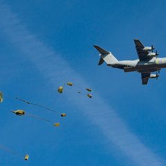 Ein Airbus wirft Versorgungsgüter mit Lastenfallschirmen ab. (Foto: Bundesheer/Michael Steinberger)