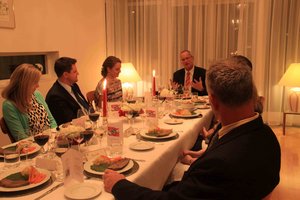 „Dinner Reception“ in der Residenz des Attachés bedarf auch der Mitwirkung der Familie. (Foto: Reiter)