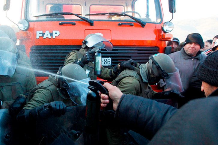 Die Lage am Road Block eskaliert. Die Hardliner unter den Demonstranten sind mit Schutzmasken ausgestattet und versuchen mit Tränengas die KFOR am Räumen der Sperre zu hindern. (Foto: ORFBtl)