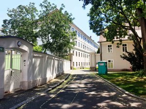 Blick auf den ehemaligen Kaserneneingang. Links im Hintergrund das Gebäude der Großen Dominikanerkaserne, rechts ein Teil der Kleinen Dominikanerkaserne. (Bild: Archiv Rauchenbichler) 