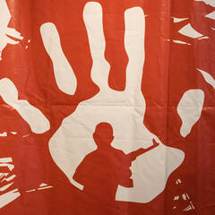 Das Symbol dieser Ausstellung zeigt auf einen Blick worum es geht. (Foto: RedTD/Klara Oppenheim)