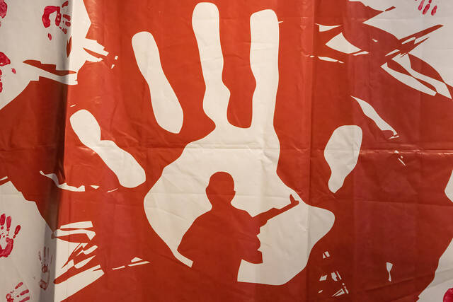 Das Symbol dieser Ausstellung zeigt auf einen Blick worum es geht. (Foto: RedTD/Klara Oppenheim)