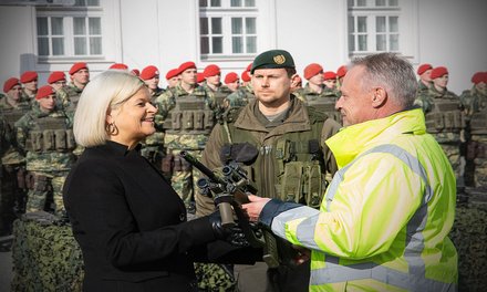 Verteidigungsministerin Klaudia Tanner übernimmt das neue Sturmgewehr. (Foto: RedTD/Klara Oppenheim)