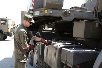 Ein Soldat betankt seinen LKW. (Foto: Bundesheer/Elisabeth Zechmeister)