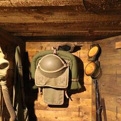 Kampfraum eines leichten Bunkers mit Handgranatenwurfschacht und Ausrüstungsgegenständen. (Foto: RedTD/Gerold Keusch)