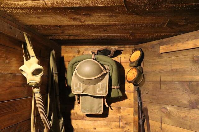 Kampfraum eines leichten Bunkers mit Handgranatenwurfschacht und Ausrüstungsgegenständen. (Foto: RedTD/Gerold Keusch)