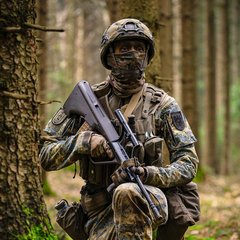 Ein Lehrgangsteilnehmer beobachtet das Gelände während des Gefechtsdienstes. (Foto: Martin Schwarz)