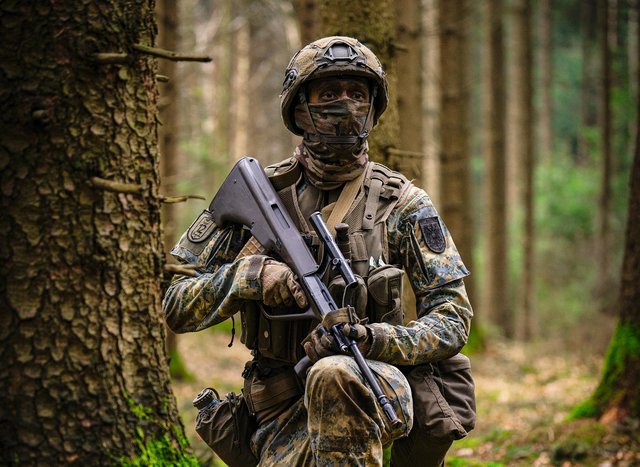 Ein Lehrgangsteilnehmer beobachtet das Gelände während des Gefechtsdienstes. (Foto: Martin Schwarz)