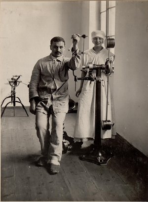 Medizinisch mechanische Apparate für Ellenbogengelenk im Roten Kreuzspital Villach, Kärnten. Viele Soldaten waren nach dem Krieg Invaliden. (Foto: K.u.k. Kriegspressequartier/gemeinfrei)