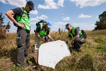 Niederländische und australische Polizeibeamte untersuchen Wrackteile von MH17 in der Ostukraine. (Foto: Ministerie van Defensie NLD, <a href="https://creativecommons.org/publicdomain/zero/1.0/deed.en" target ="_new">CC0 1.0</a>)
