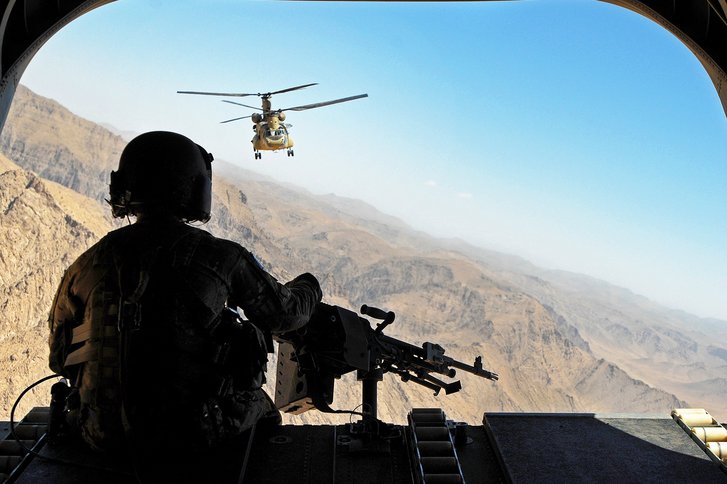 Ein US-Soldat überwacht beim Überflug die Berge der Provinz Uruzgan. (Foto: U.S. Army/ Jessi Ann McCormick)