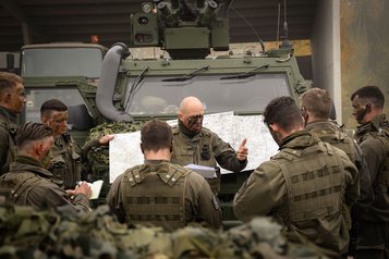 Ein Kommandant eines Aufklärungszuges macht eine Befehlsausgabe für seine Spähtruppkommandanten. (Foto: AAB4)