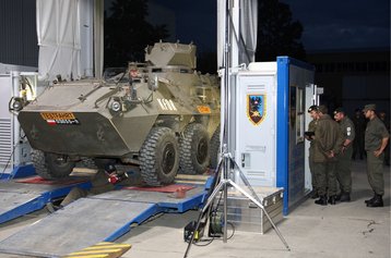 Prüfung eines Mannschaftstransportpanzer/UN "Pandur". (Foto: Andreas Gorgosilich)