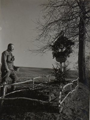 Hauptmann Rohn von Rohnau am Grabe des Infanteristen Eduard Oberbacher. Viele kehrten aus dem Ersten Weltkrieg nicht heim.  (Foto: K.u.k. Kriegspressequartier/gemeinfrei)