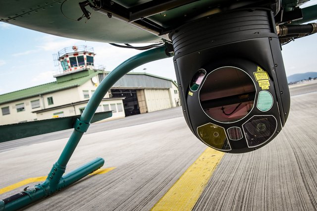 Der Forward Looking Infrared Sensor (FLIR380HD) ist in einem Gimbal gelagert, der auf der OH-58 "Kiowa" oder in der PC-6 montiert werden kann. (Foto: Bundesheer/Luftaufklärungsstaffel)