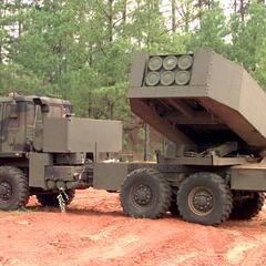Die Ukraine verfügt über vier US-amerikanische Systeme des Typs „HIMARS“. Dieses Mehrfach-Raketenwerfer-System wurde bereits gegen russische Munitionsdepots eingesetzt. (U.S. Military/Russel J. Good; gemeinfrei)